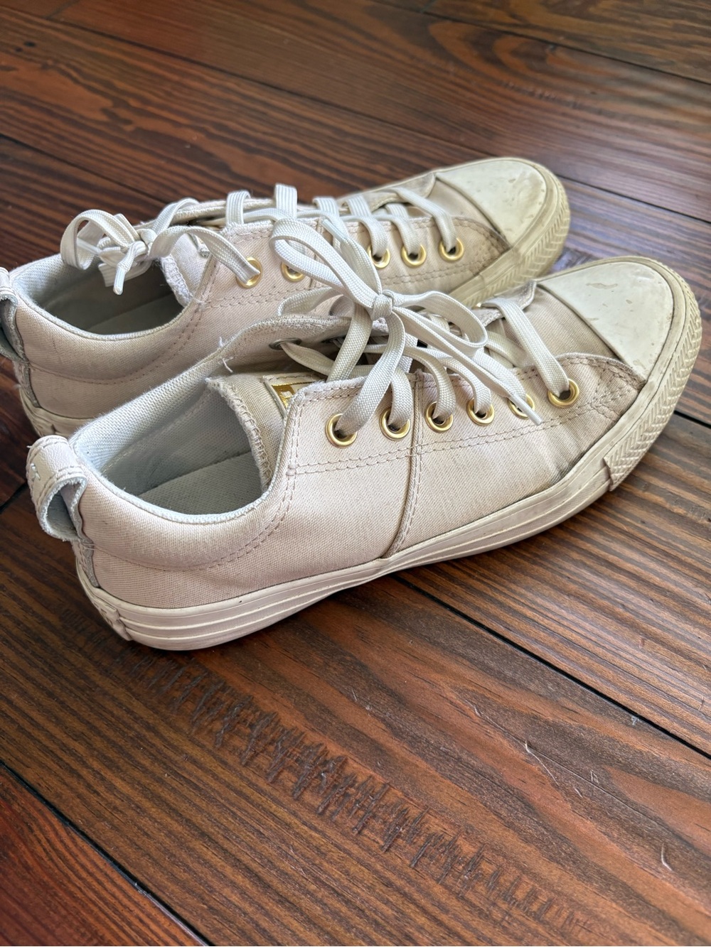 Women’s Canvas Low-Top Sneakers in Off-White with Gold Eyelets